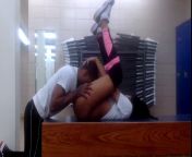 Темнокожая парочка трахается в раздевалке